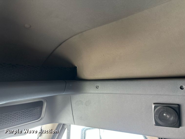 image for item DN0985 2017 Freightliner  Cascadia semi truck