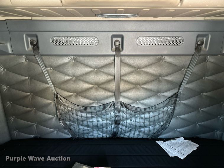 image for item DN0985 2017 Freightliner  Cascadia semi truck