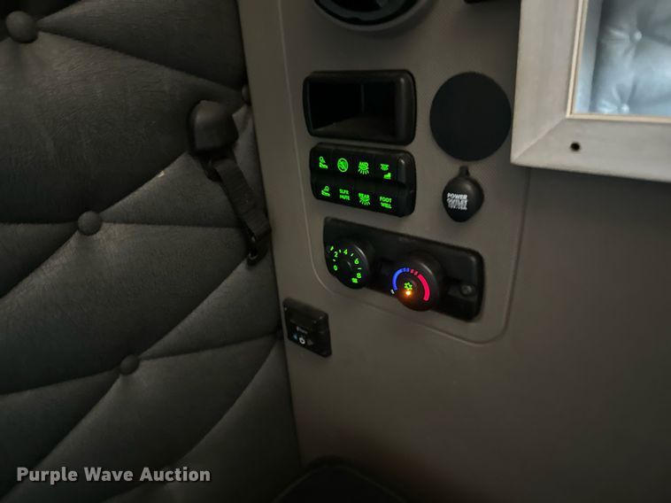 image for item DN0985 2017 Freightliner  Cascadia semi truck