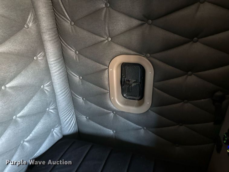 image for item DN0985 2017 Freightliner  Cascadia semi truck