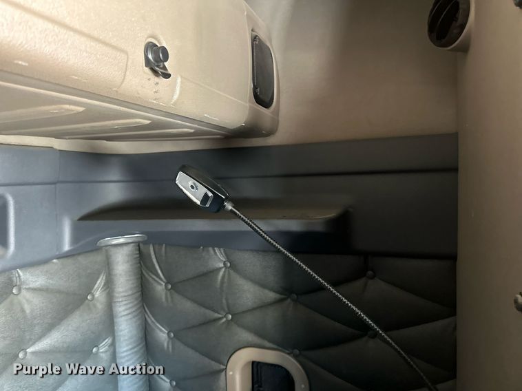 image for item DN0985 2017 Freightliner  Cascadia semi truck