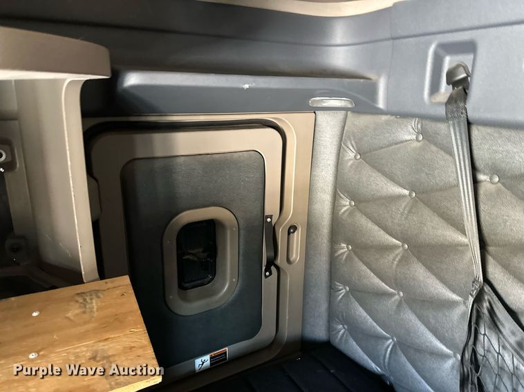 image for item DN0985 2017 Freightliner  Cascadia semi truck