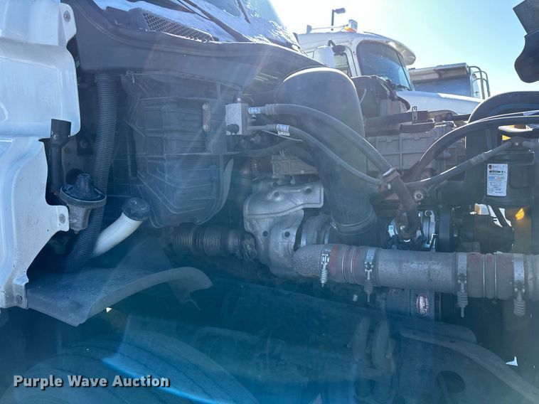 image for item DN0985 2017 Freightliner  Cascadia semi truck