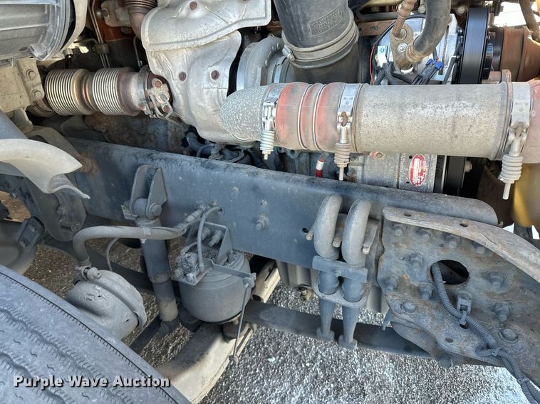 image for item DN0985 2017 Freightliner  Cascadia semi truck