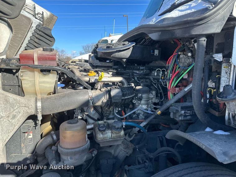 image for item DN0985 2017 Freightliner  Cascadia semi truck