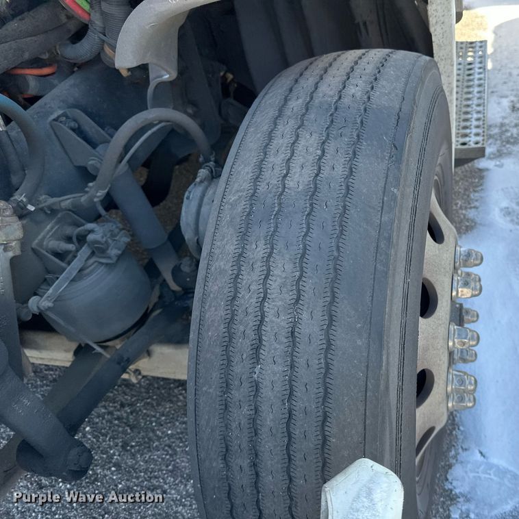 image for item DN0985 2017 Freightliner  Cascadia semi truck