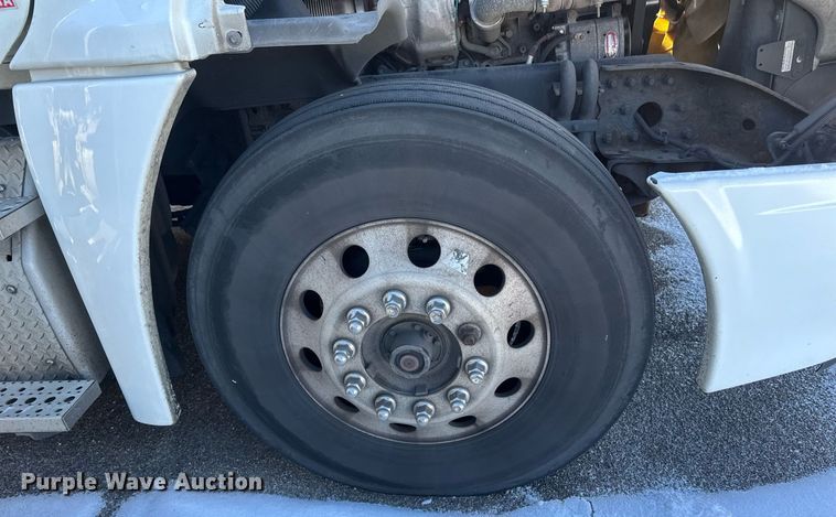 image for item DN0985 2017 Freightliner  Cascadia semi truck