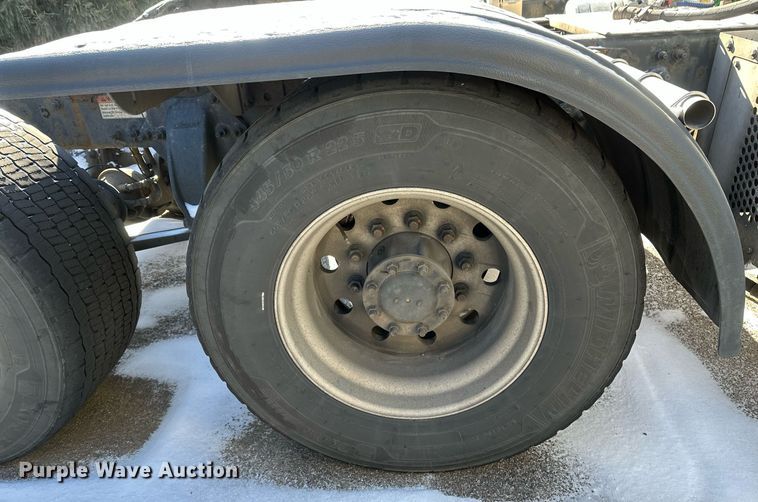 image for item DN0985 2017 Freightliner  Cascadia semi truck