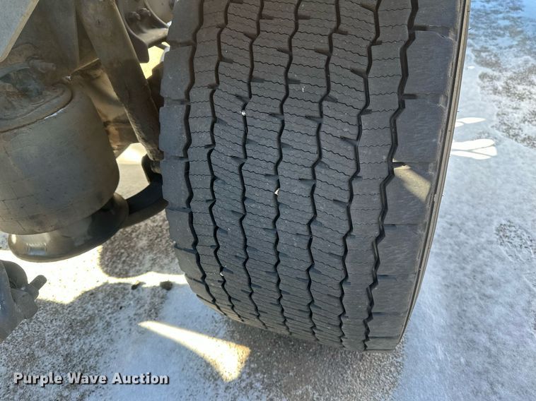 image for item DN0985 2017 Freightliner  Cascadia semi truck