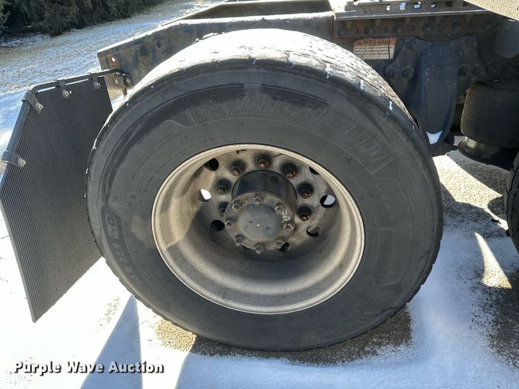 image for item DN0985 2017 Freightliner  Cascadia semi truck