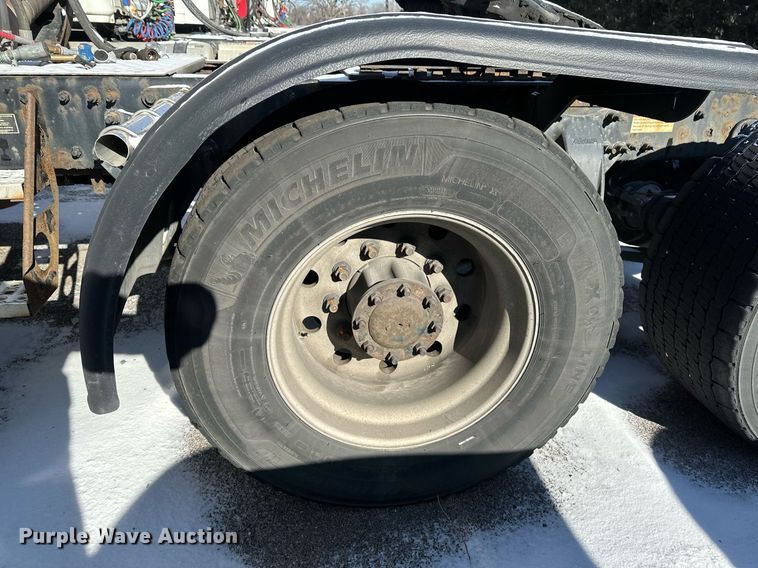 image for item DN0985 2017 Freightliner  Cascadia semi truck