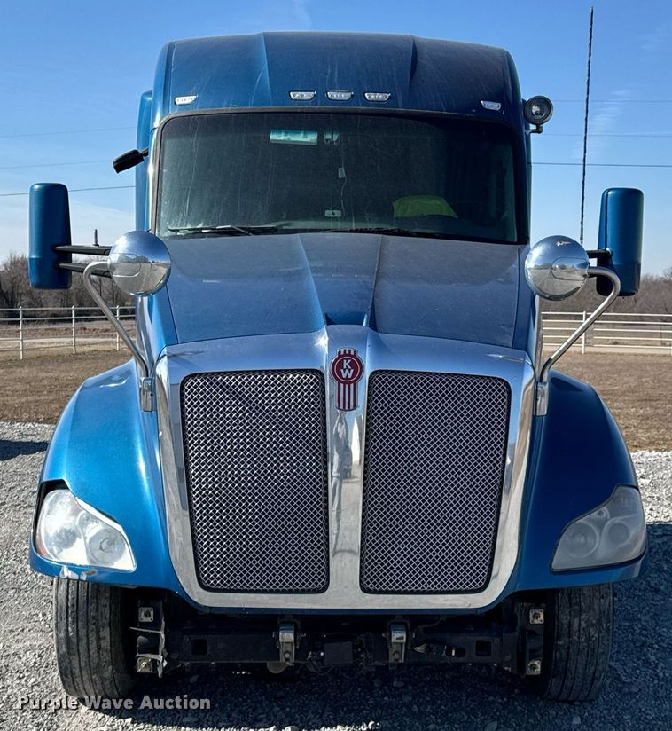 image for item DO0274 2017 Kenworth T680 semi truck
