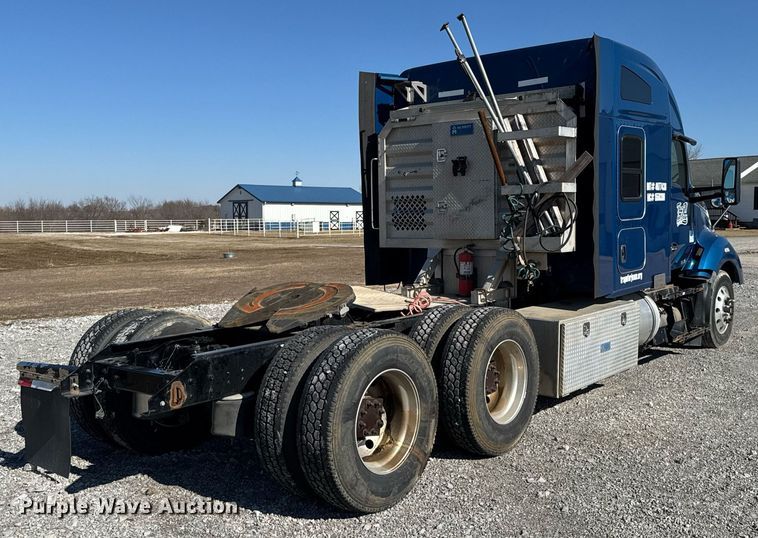 image for item DO0274 2017 Kenworth T680 semi truck