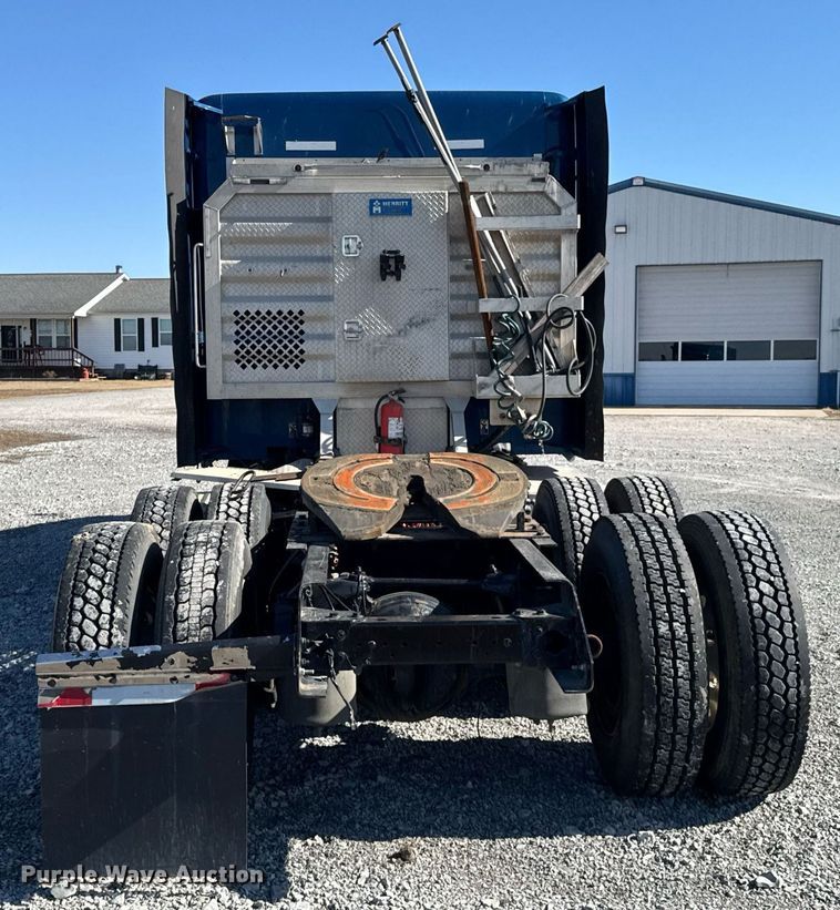 image for item DO0274 2017 Kenworth T680 semi truck