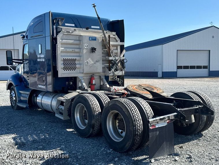 image for item DO0274 2017 Kenworth T680 semi truck