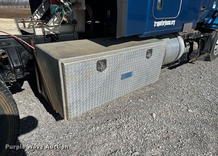 image for item DO0274 2017 Kenworth T680 semi truck