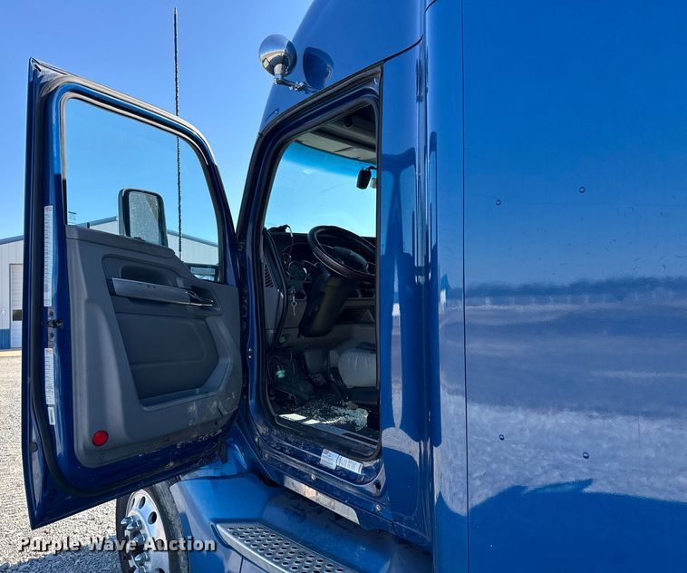 image for item DO0274 2017 Kenworth T680 semi truck