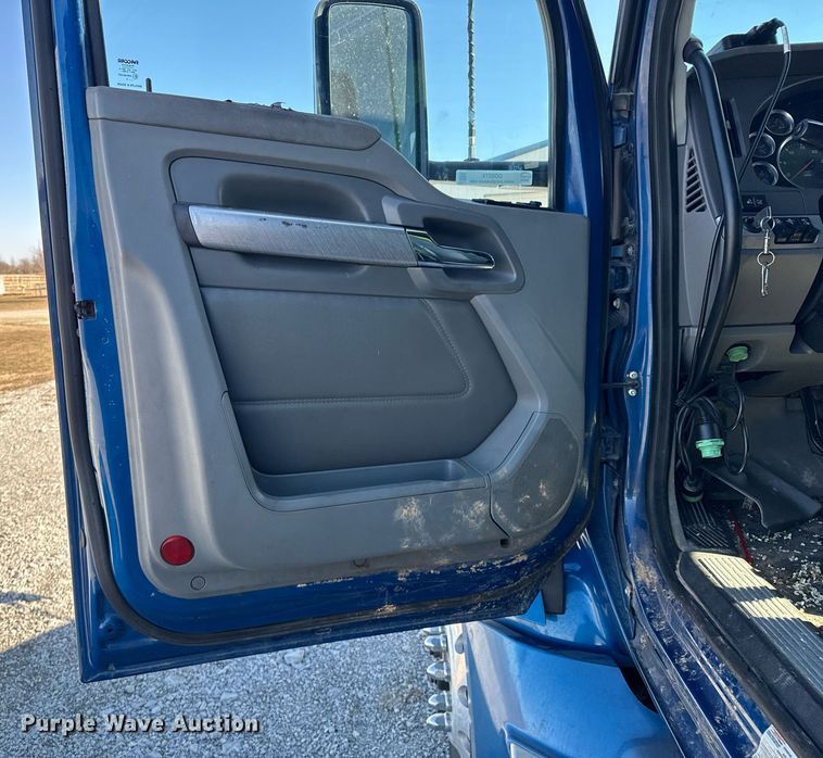 image for item DO0274 2017 Kenworth T680 semi truck