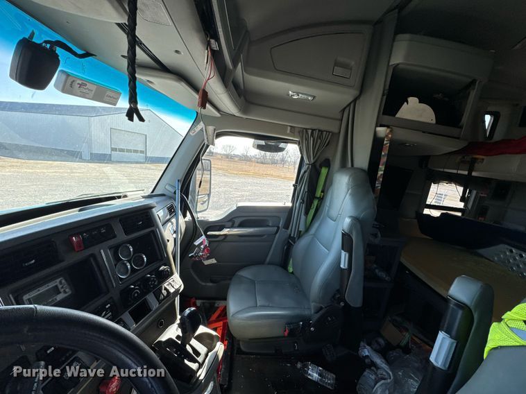 image for item DO0274 2017 Kenworth T680 semi truck