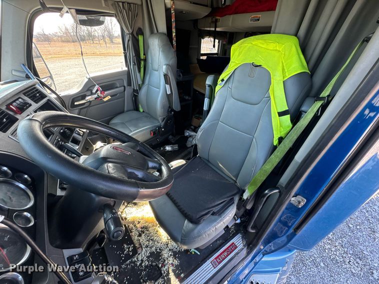 image for item DO0274 2017 Kenworth T680 semi truck