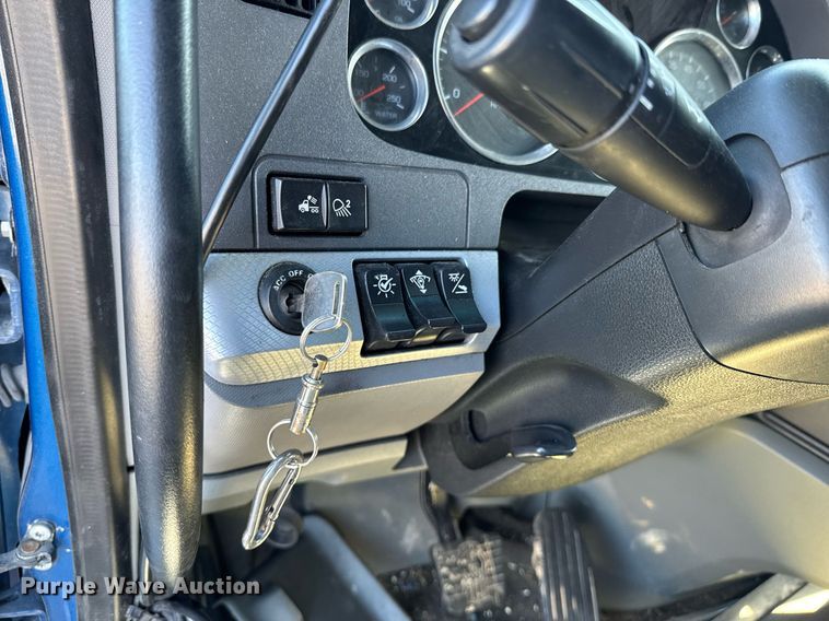 image for item DO0274 2017 Kenworth T680 semi truck