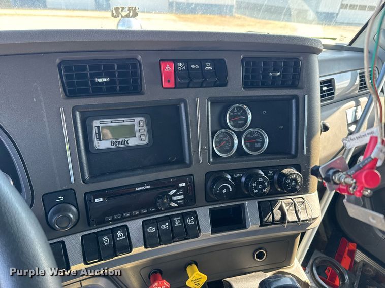 image for item DO0274 2017 Kenworth T680 semi truck