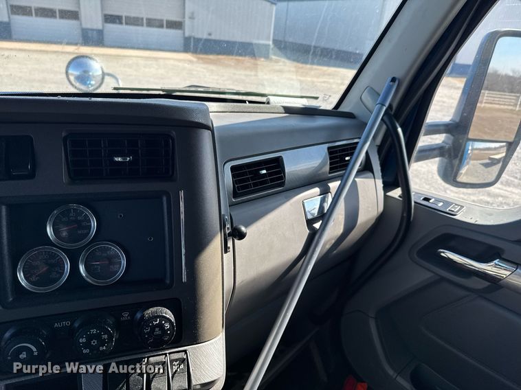 image for item DO0274 2017 Kenworth T680 semi truck