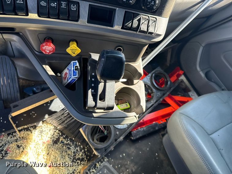 image for item DO0274 2017 Kenworth T680 semi truck