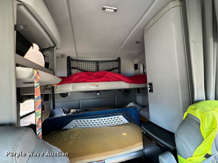 image for item DO0274 2017 Kenworth T680 semi truck