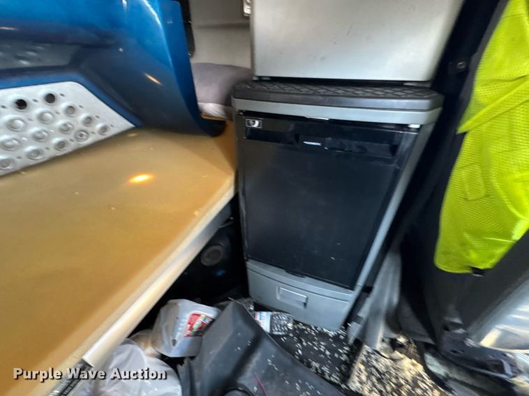 image for item DO0274 2017 Kenworth T680 semi truck