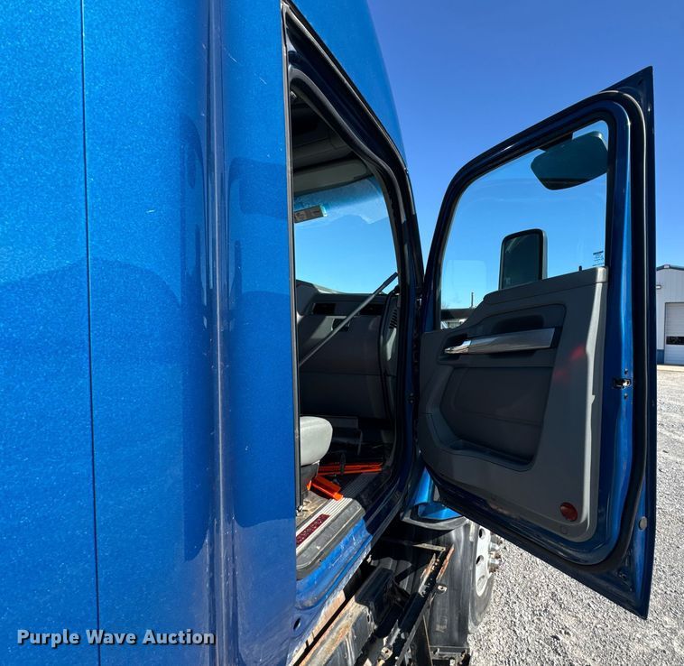 image for item DO0274 2017 Kenworth T680 semi truck