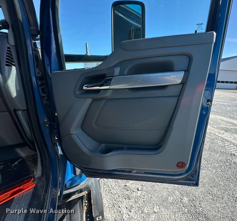 image for item DO0274 2017 Kenworth T680 semi truck