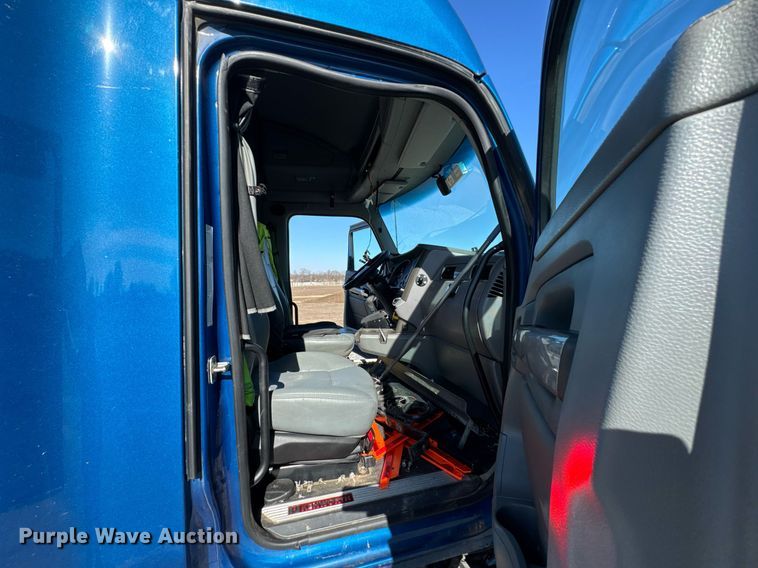 image for item DO0274 2017 Kenworth T680 semi truck