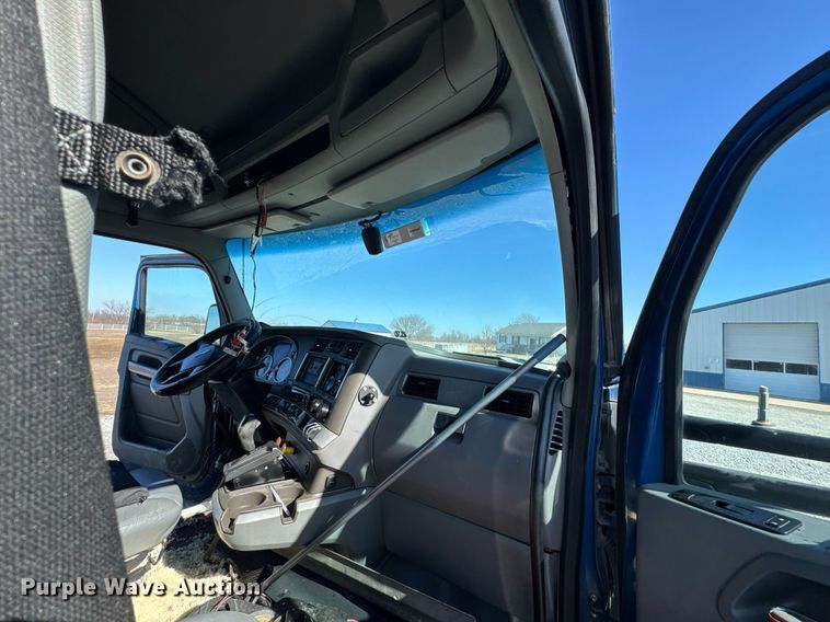 image for item DO0274 2017 Kenworth T680 semi truck