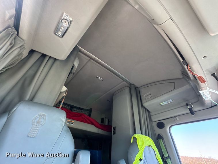 image for item DO0274 2017 Kenworth T680 semi truck