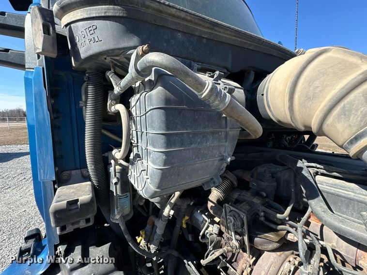 image for item DO0274 2017 Kenworth T680 semi truck