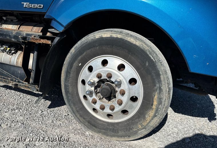 image for item DO0274 2017 Kenworth T680 semi truck