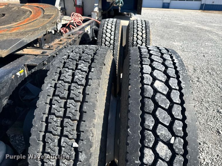 image for item DO0274 2017 Kenworth T680 semi truck