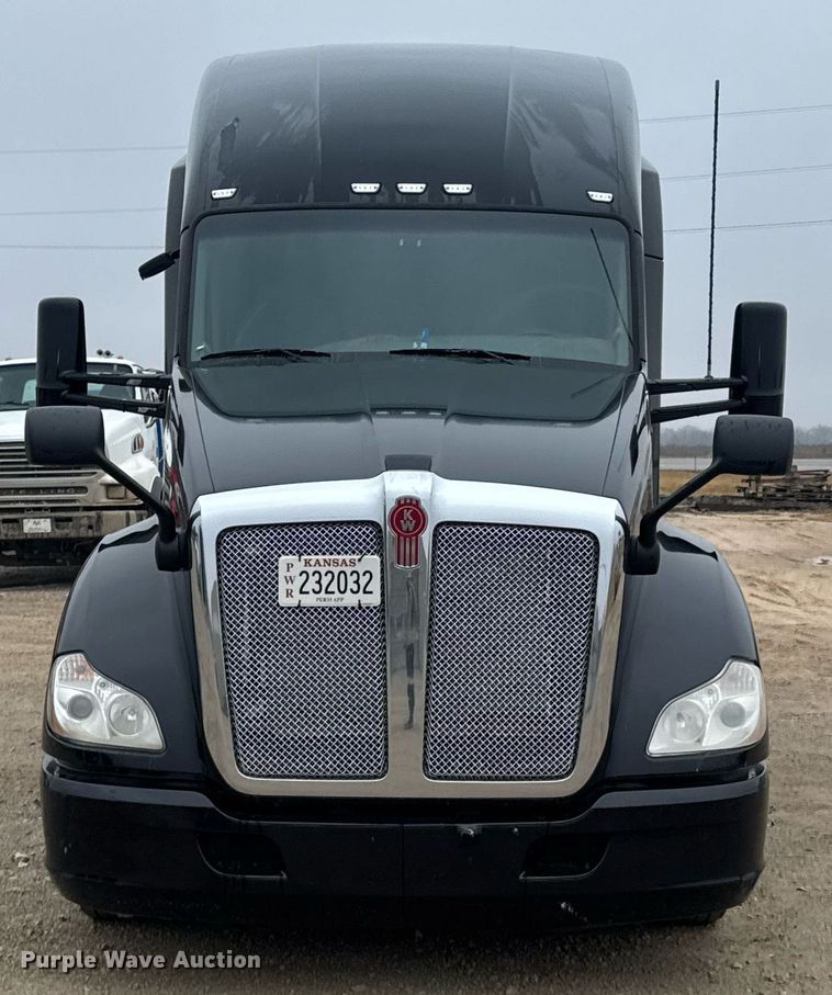 image for item DO0362 2018 Kenworth T680 semi truck