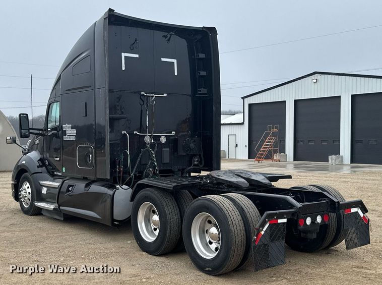 image for item DO0362 2018 Kenworth T680 semi truck