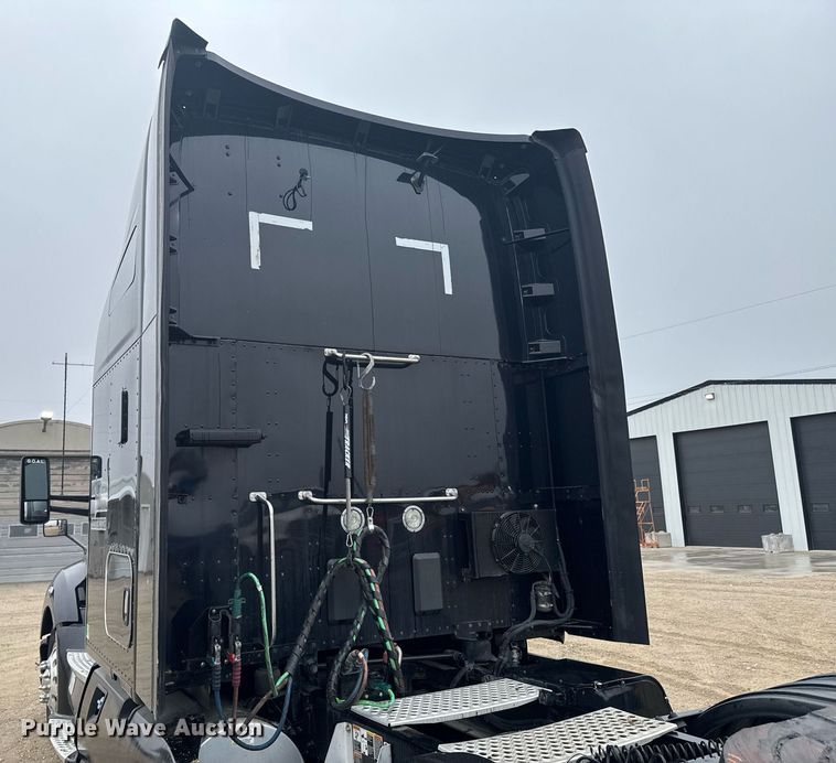 image for item DO0362 2018 Kenworth T680 semi truck