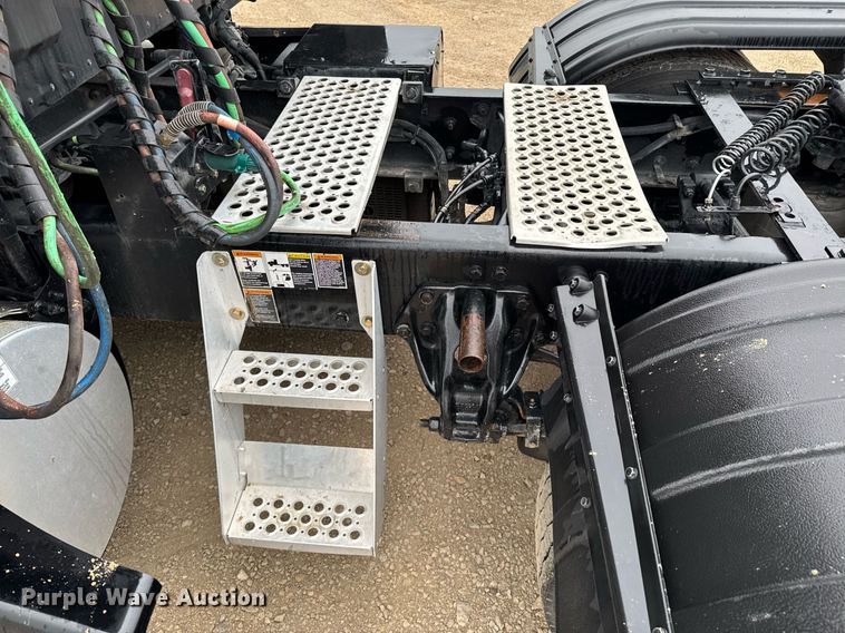 image for item DO0362 2018 Kenworth T680 semi truck