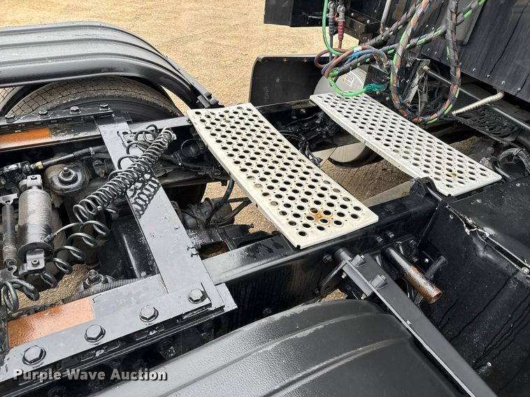 image for item DO0362 2018 Kenworth T680 semi truck