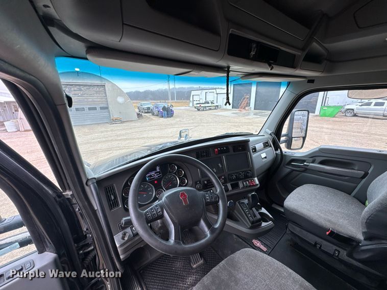 image for item DO0362 2018 Kenworth T680 semi truck