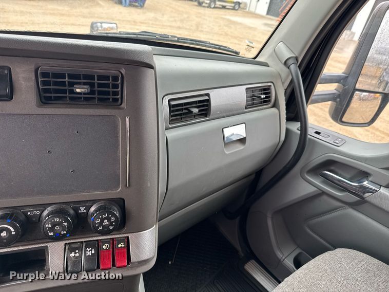 image for item DO0362 2018 Kenworth T680 semi truck