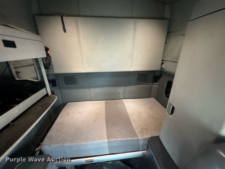 image for item DO0362 2018 Kenworth T680 semi truck