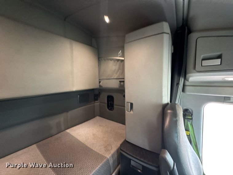 image for item DO0362 2018 Kenworth T680 semi truck