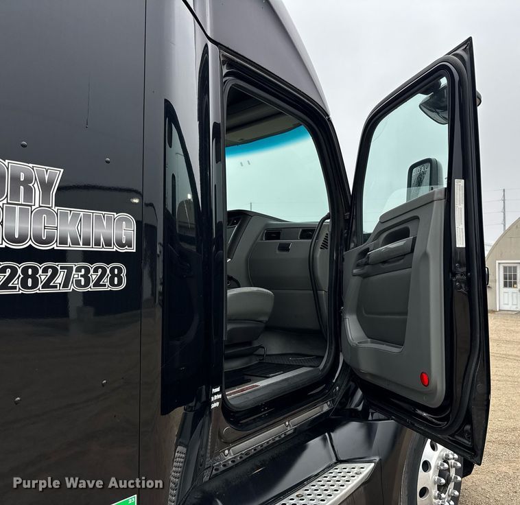 image for item DO0362 2018 Kenworth T680 semi truck