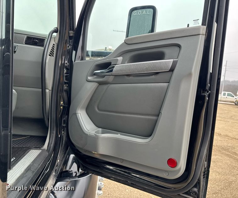 image for item DO0362 2018 Kenworth T680 semi truck