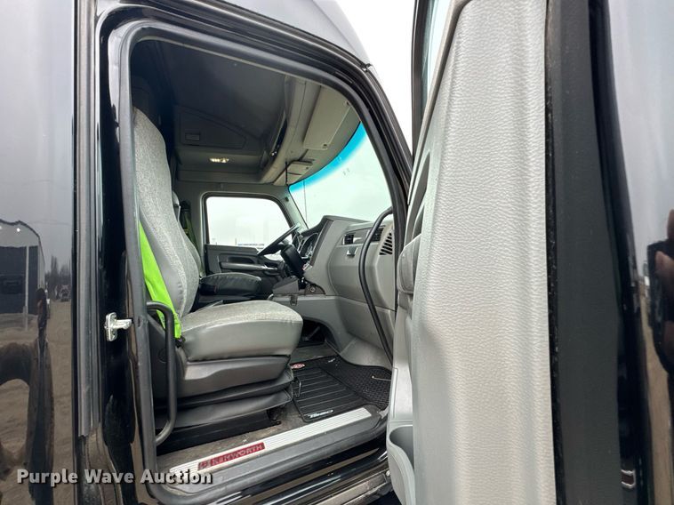 image for item DO0362 2018 Kenworth T680 semi truck